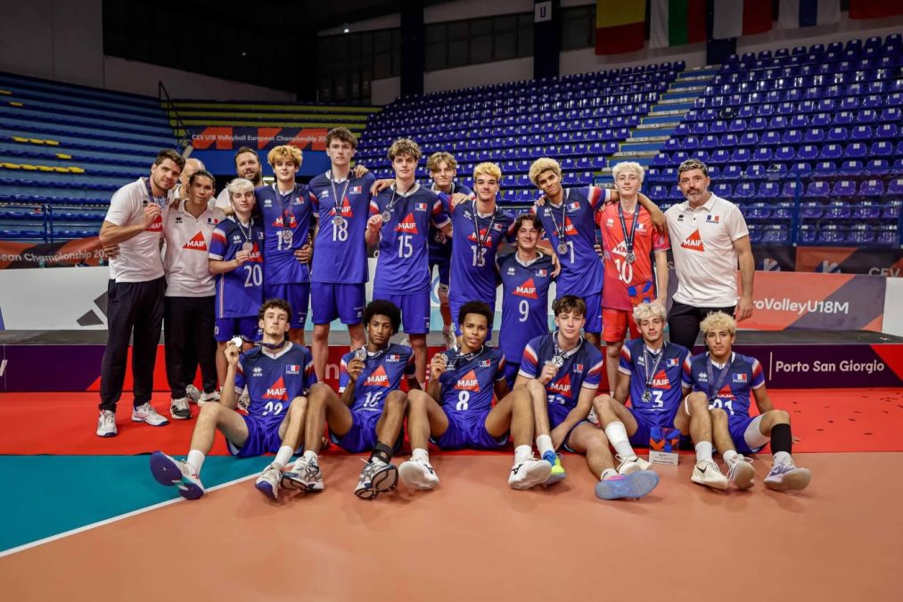 L’équipe de France U18 et son staff, médaillés d’argent au championnat d’Europe U18 en Italie, avec Lino Roques de l’ASBAM Montpellier