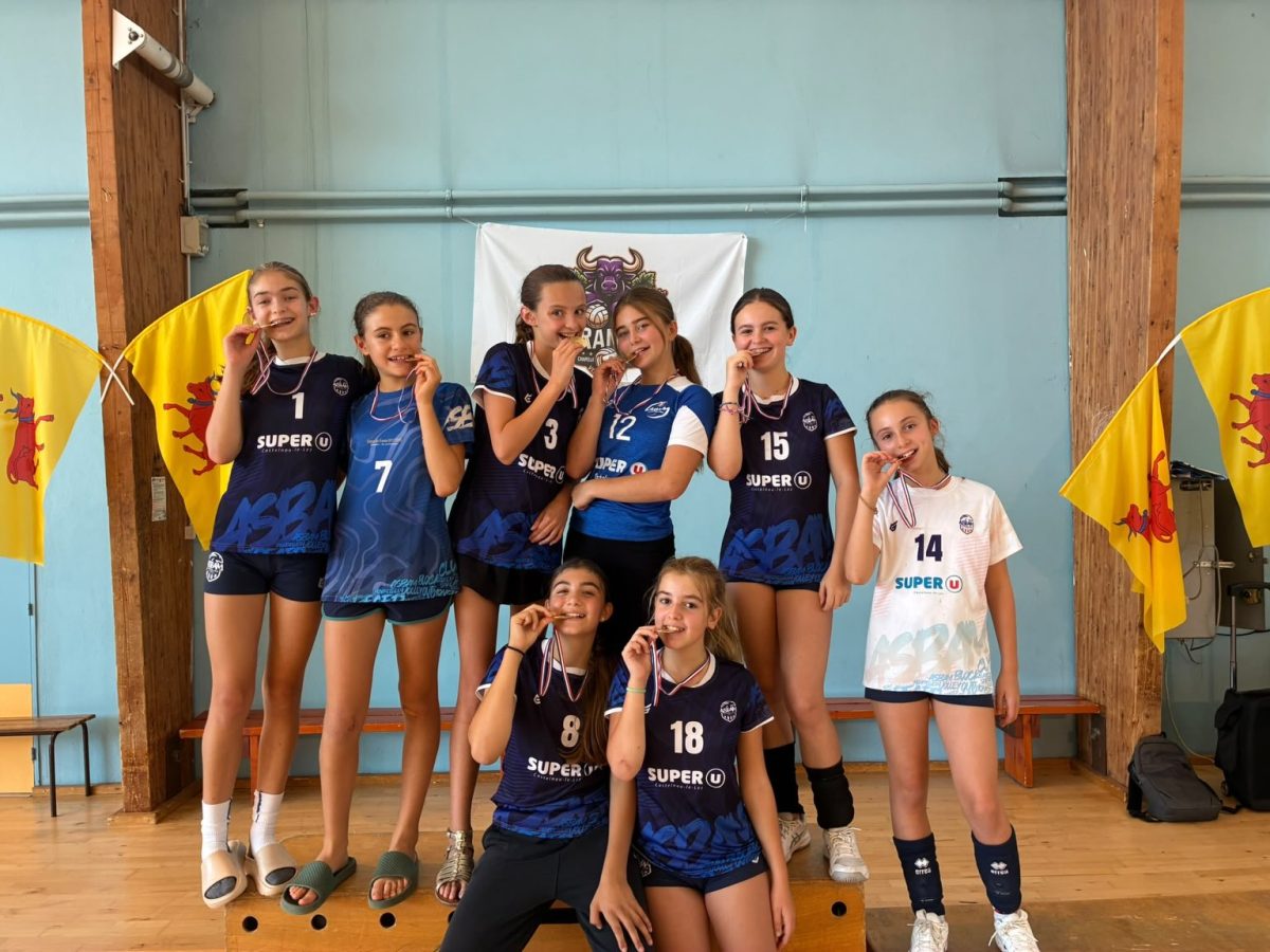 Les M13 filles de l’ASBAM Montpellier avec leurs médailles au tournoi de Jurançon