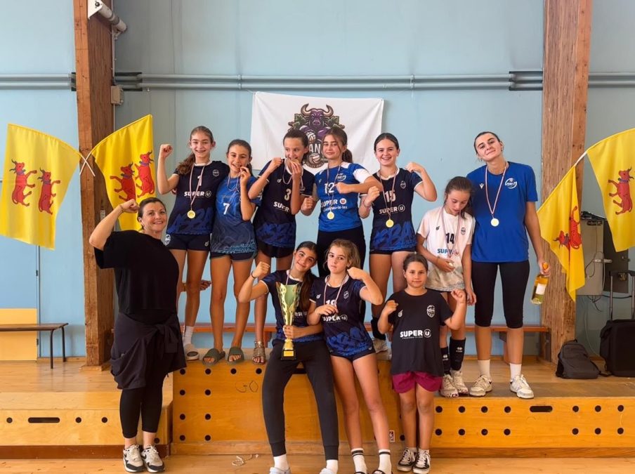 Les M13 filles de l’ASBAM Montpellier avec le trophée du tournoi de Jurançon